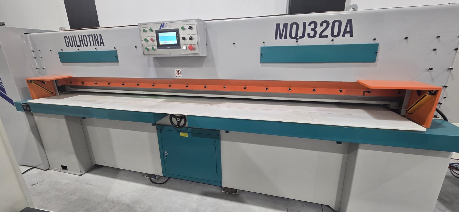 Guilhotina MQJ320A - Vista Lateral