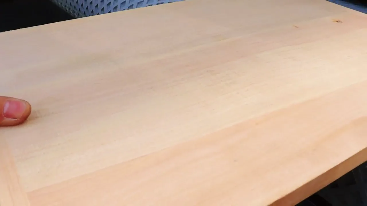 Detalhe da superfície de painel retangular após lixamento