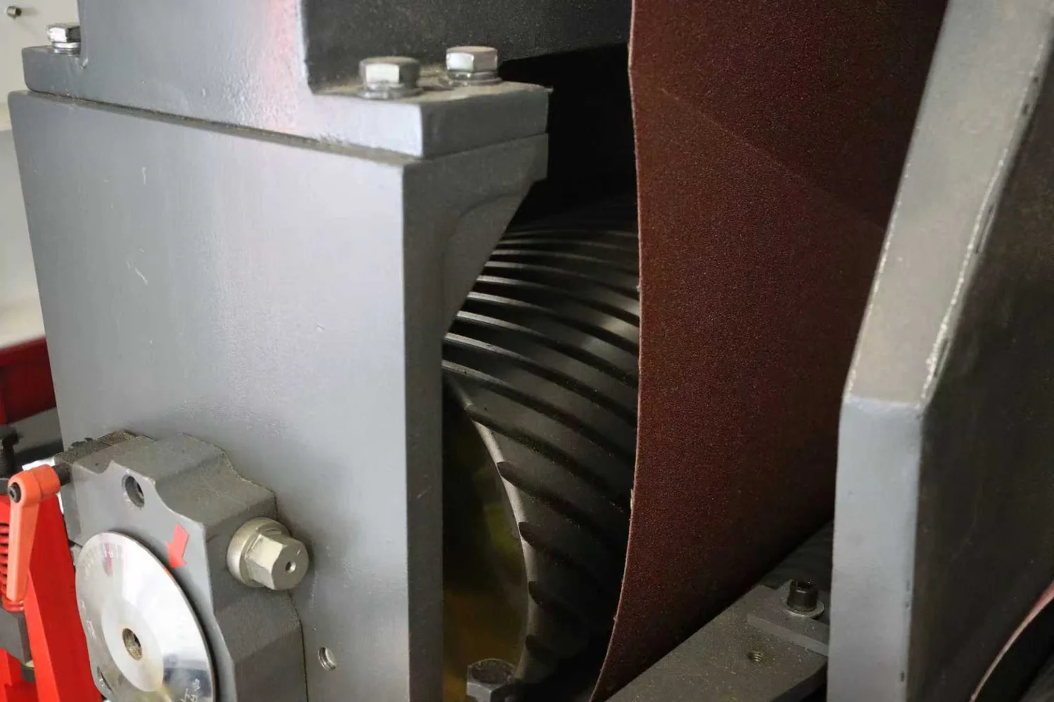 Detalhe de rolo de contato e cinta abrasiva da máquina
